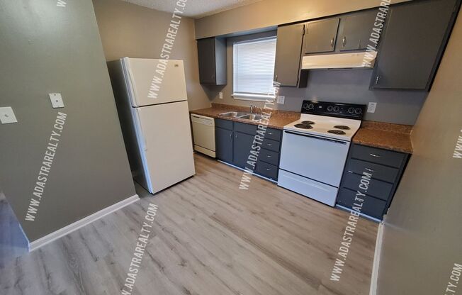 2 beds, 1 bath, $795, Unit 17C