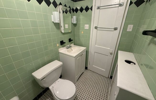 1 bed, 1 bath, 769 sqft, $1,475, Unit Old King Edward 44