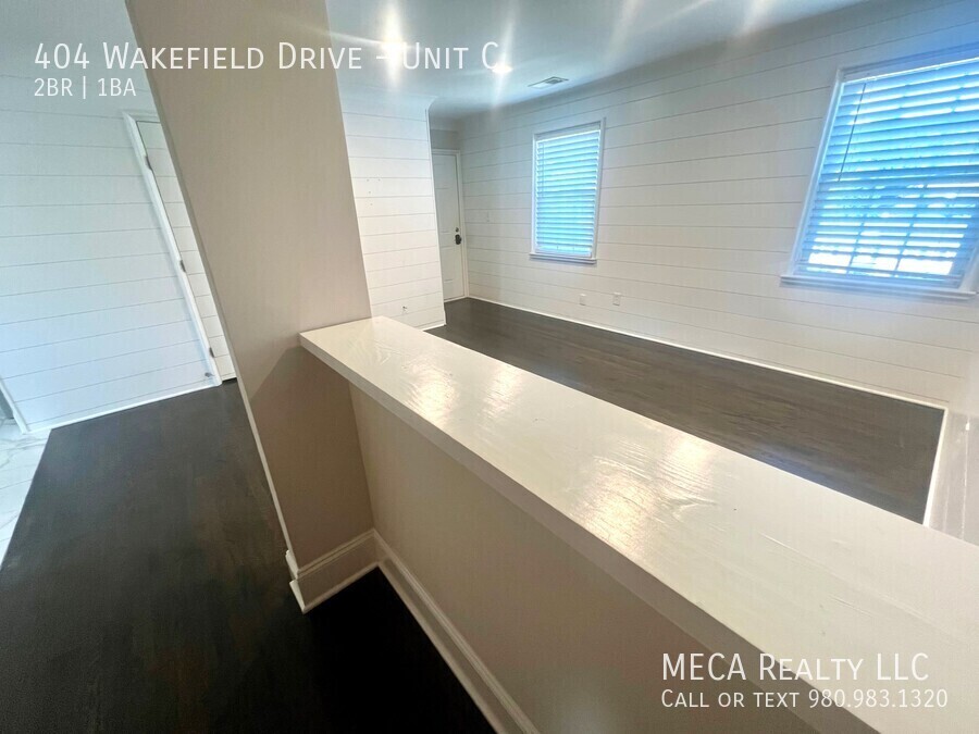 404 WAKEFIELD DR