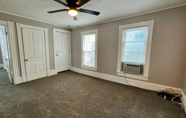1045-1047 Alpine NW