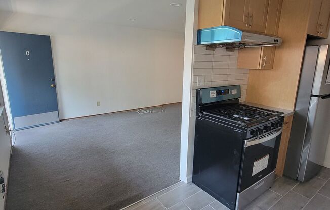 Clean, quiet 2 bed 1 bath, freshly painted with new appliances