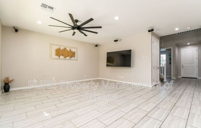 513 E YELLOWSTONE PL