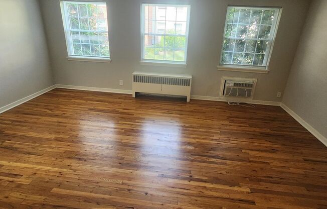 2 beds, 1 bath, 897 sqft, $2,135, Unit B-07