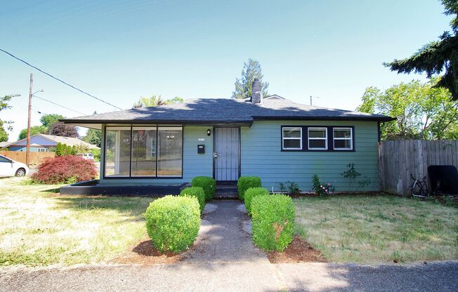 Adorable & Updated SE Portland 2 Mid-Century Ranch Home