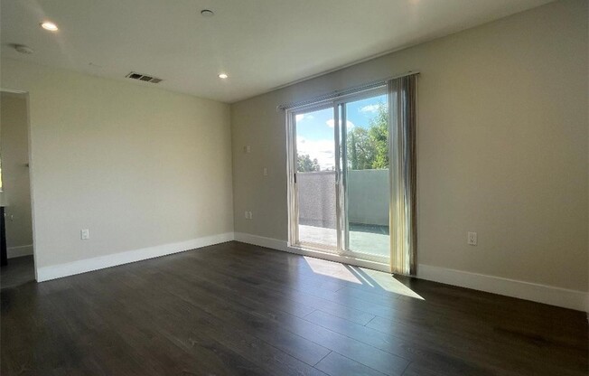 3 beds, 2.8 baths, 1,291 sqft, $3,950, Unit 204