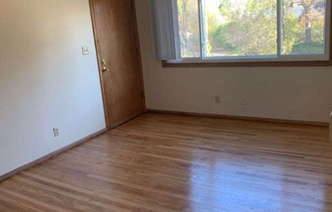 2 beds, 1 bath, 850 sqft, $879, Unit 845-2