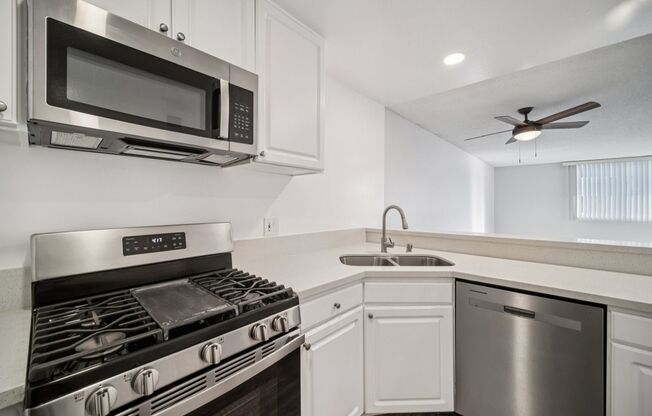 2 beds, 2 baths, 1,100 sqft, $2,498, Unit 4220.308