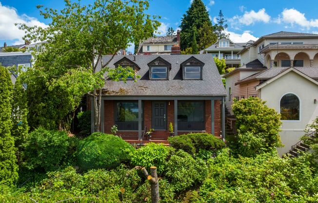 Historic Laurelhurst Home ~ Quiet Neighborhood~ Stunning Water View! 4 Mins to U Village/UW