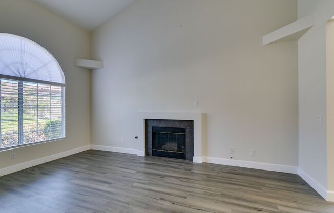 Amazing !! 2 Bedroom 2.5 Bathroom Townhouse in Henderson.
