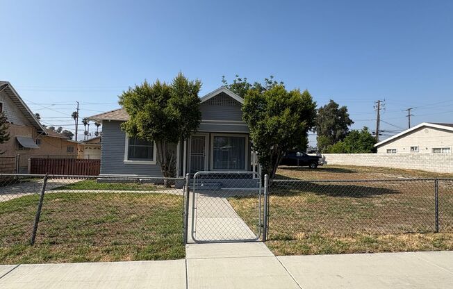 Gorgeous 4 bedroom with HUGE Lot in Colton. Must see!