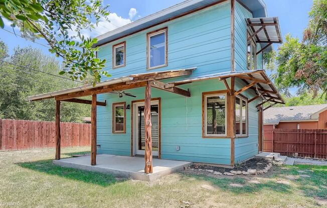 702 W Crestland Drive