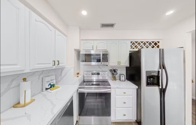 Great Property with Pool in Desirable Flamingo Estates!