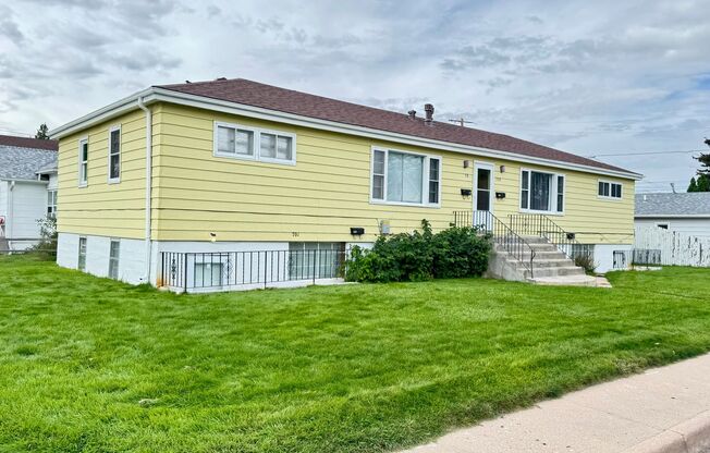 1 BEDROOM, 1 BATHROOM, GARDEN LEVEL APARTMENT, MINUTES FROM DOWNTOWN!