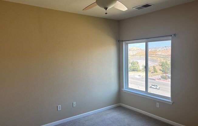 4 beds, 4 baths, $2,400, Unit UNIT 422