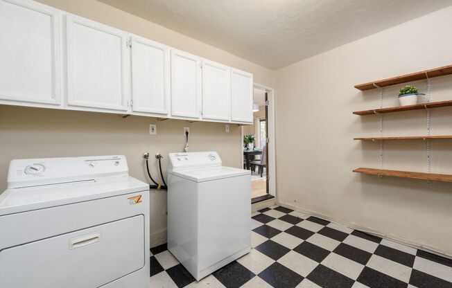 2 beds, 1 bath, $2,500