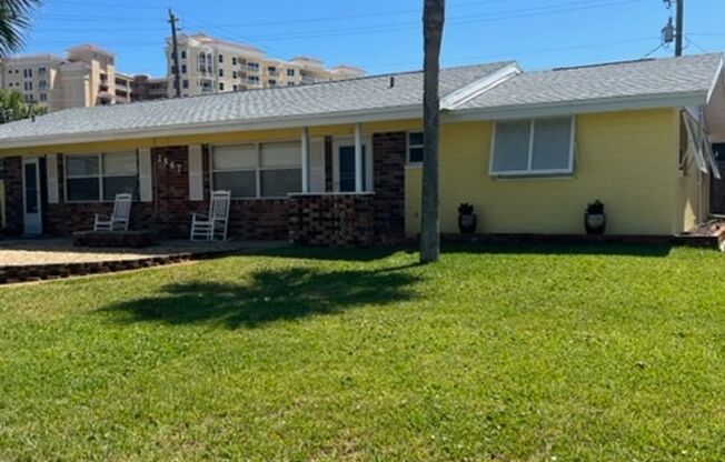 Half duplex close to the beach!