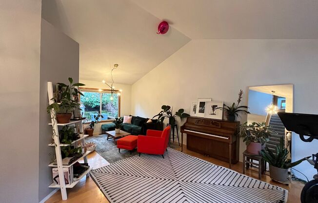 Cozy 3 Bed 2.5 Ba home in Crestwood SW Portland! BONUS ROOM! 2 car garage, huge deck, Central AC!