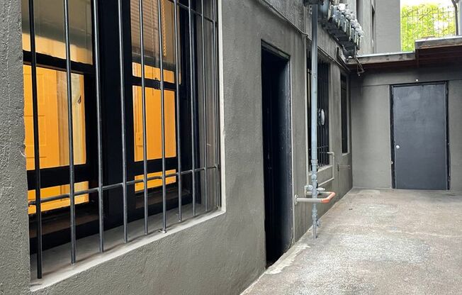1 bed, 1 bath, 400 sqft, $1,195, Unit B