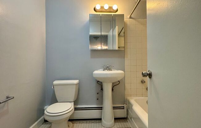 2 beds, 1 bath, $1,620, Unit 303