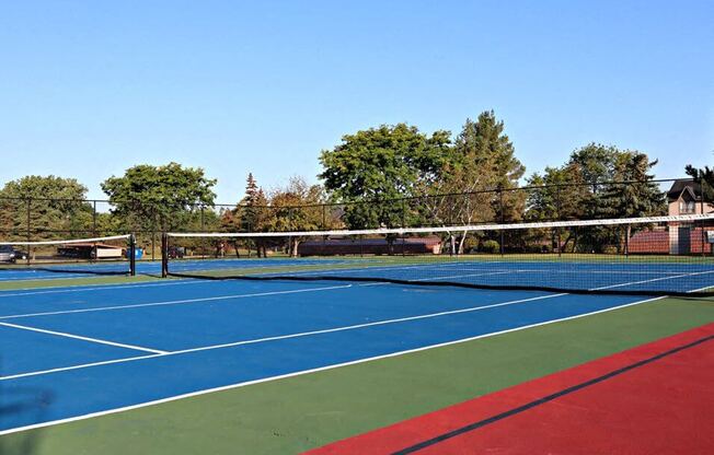 tennis court at Fox Hills Glens apartments