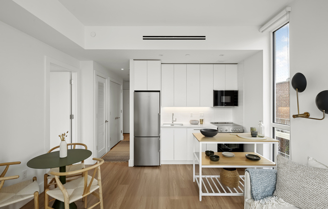 2 beds, 1 bath, $3,500, Unit 3E