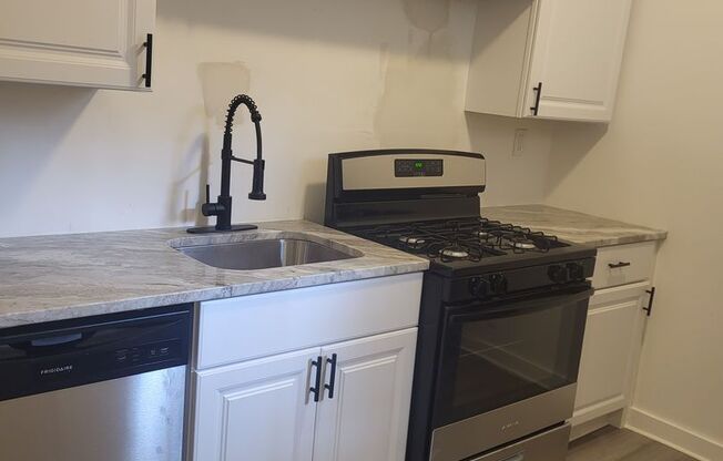 Newly renovated 2 bedroom in Hazelwood! Available now!
