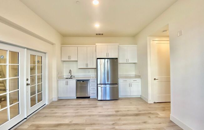 Room For Rent In Excellent Condo