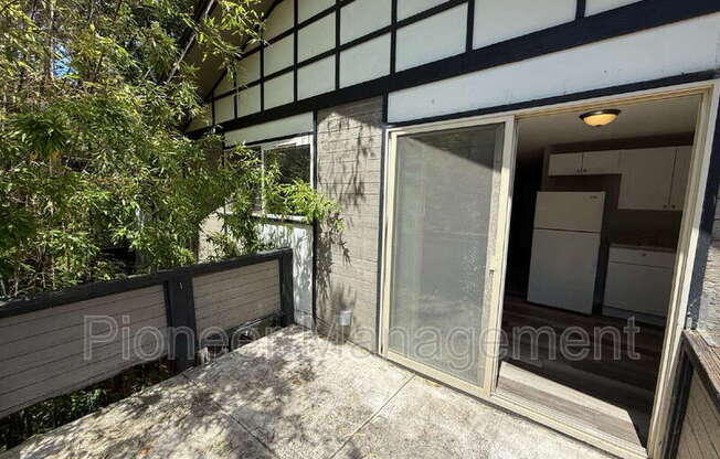 851 W 5th Ave