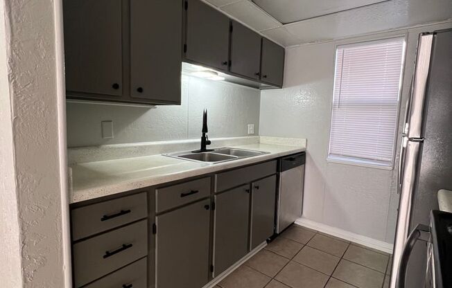 2 beds, 1 bath, 860 sqft, $750, Unit C06