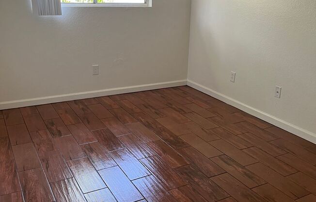 2 beds, 1 bath, 720 sqft, $2,095, Unit B6