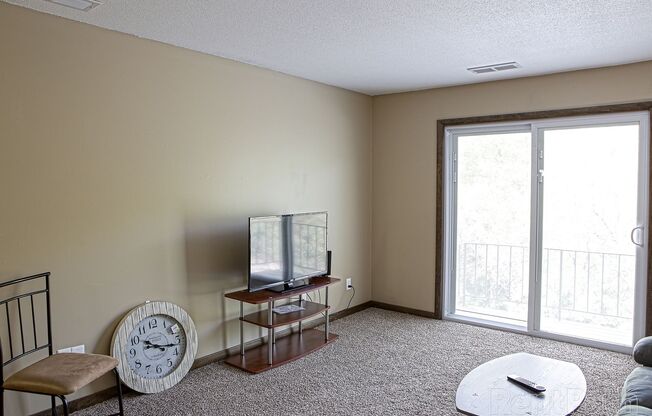 2 beds, 1 bath, 820 sqft, $985, Unit 4400 Wyndsor Terrace Building 5 #16