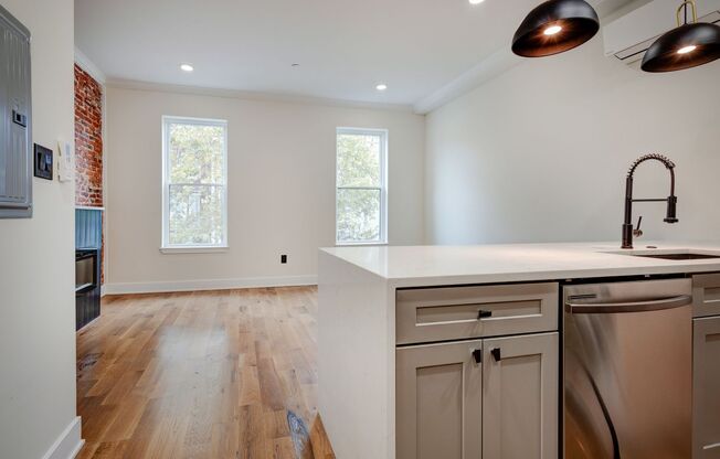 Spacious & Stylish Studio Apartment on W Diamond Street