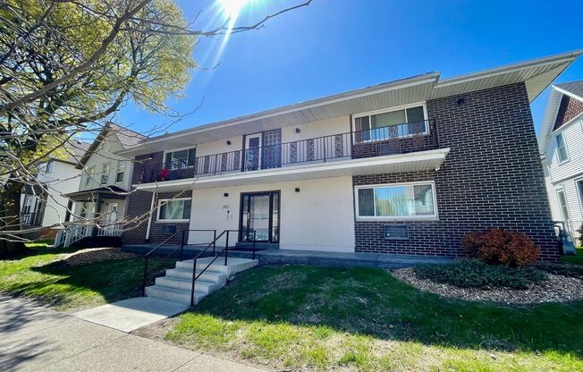 2425 N Oakland Ave