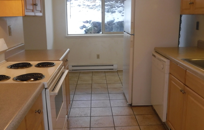 2 Bedroom Lower Level Westside Apartment - NW Portland Ave