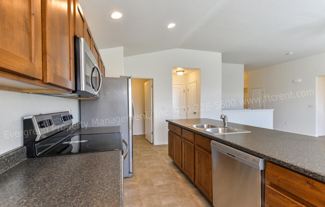 4 Bedroom, 3 Bathroom Home in Windsor!