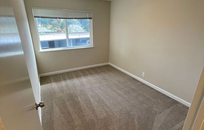 10-14 Poinsettia Ave.