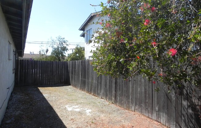 2 beds, 1 bath, 950 sqft, $2,375, Unit 4831 Overend Ave