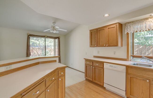 3 Bedroom 2 Bath Rambler in Quiet neighborhood in Lynnwood!