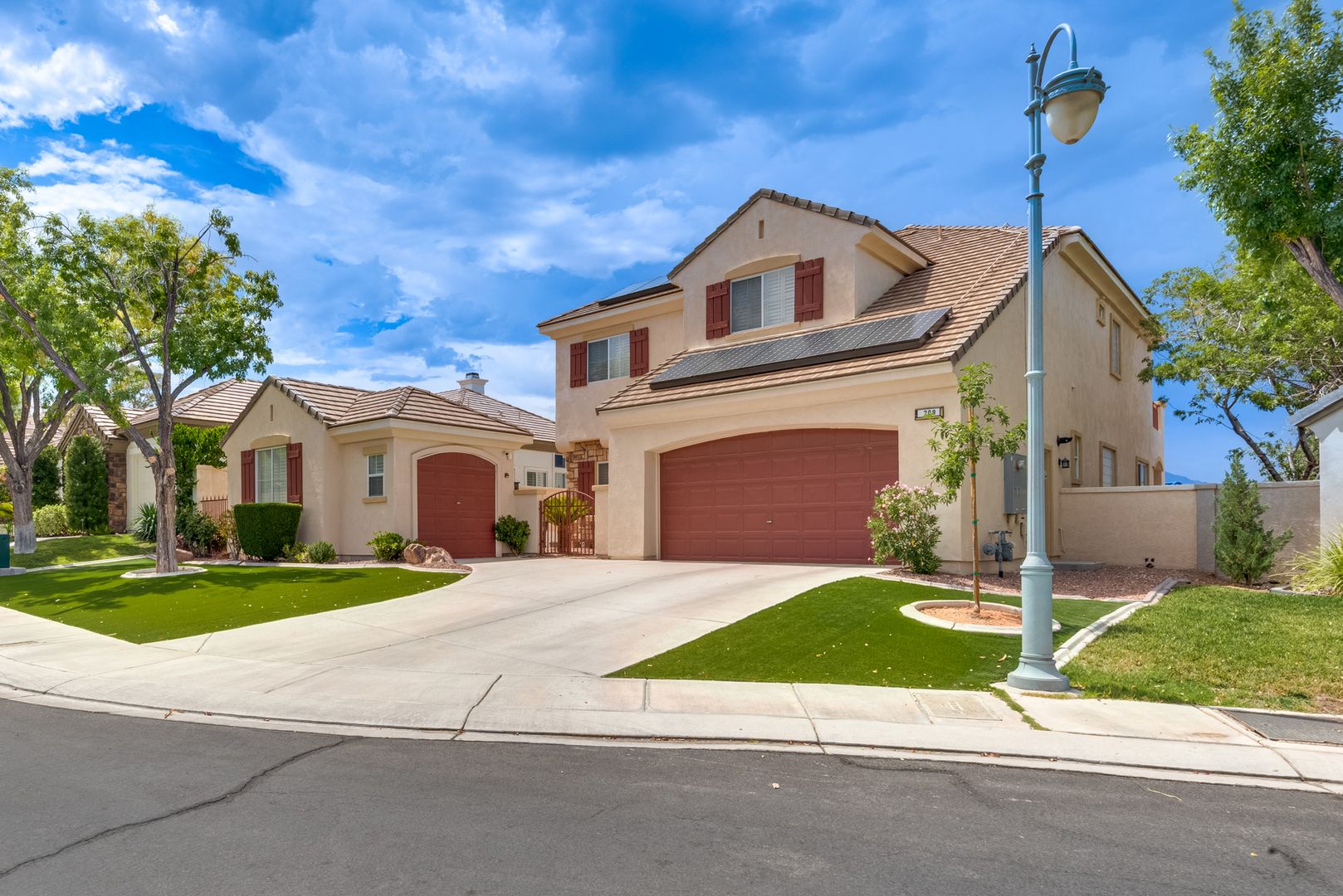 Luxurious, Entertainers Dream 3 Bedroom Home