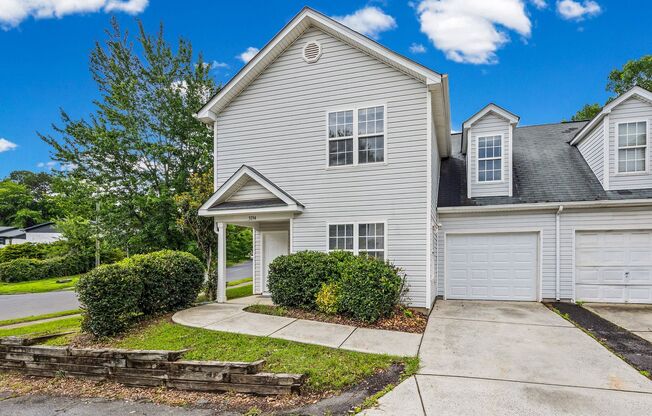 Chaming 4-bed, 2.5 bath townhome in The Timbers community of Charlotte!