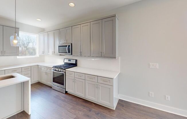 3 story townhome in Seversville!