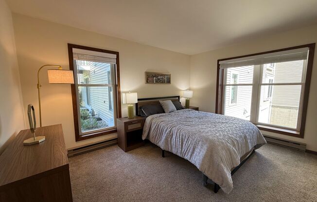 2 beds, 1 bath, 950 sqft, $2,350, Unit 7709CA