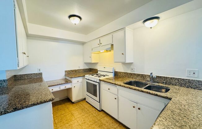 2340 W. Greenacre Ave