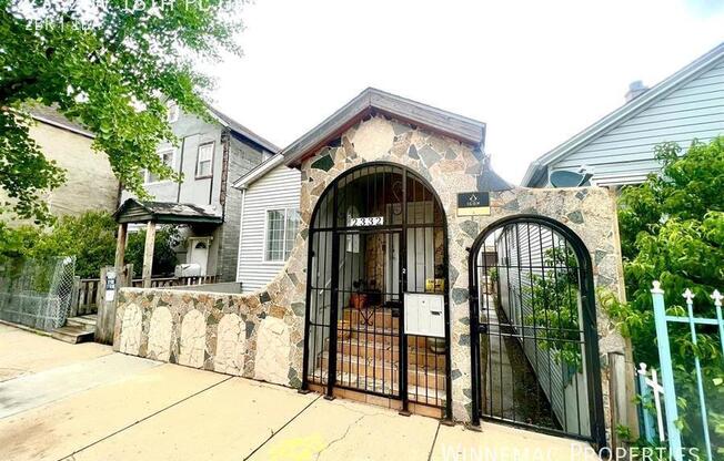 2332 W 18th Pl
