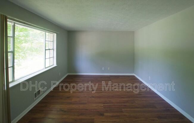 210 Creekwood Ln