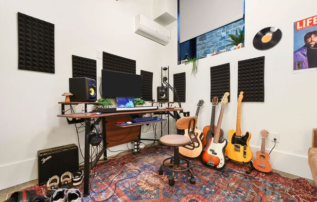 1 bed, 1 bath, 400 sqft, $1,350, Unit Schwab Industrial-001