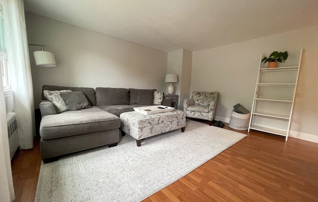 2 beds, 1 bath, 800 sqft, $2,500, Unit 43