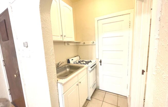 Studio, 1 bath, $725, Unit 27