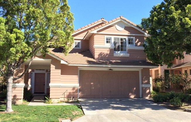 4BA / 2.5 BA SINGLE FAMILY HOME IN EASTLAKE GREENS