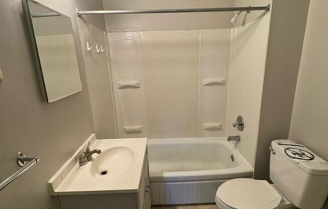 3 beds, 1 bath, $899